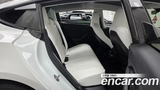 Tesla Model 3 — Фото автомобиля 10