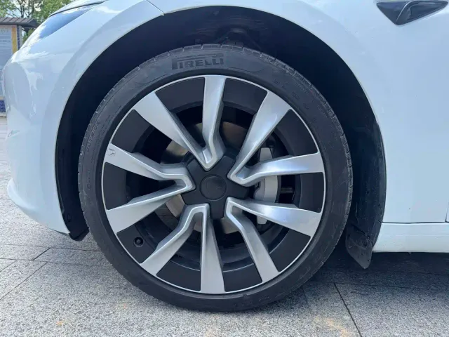 Tesla Model 3 — Фото автомобиля 15
