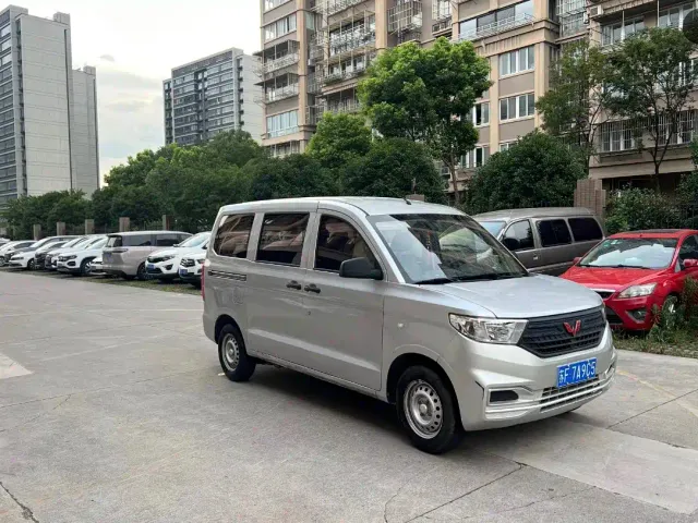 Wuling Hongguang V — Фото автомобиля 2