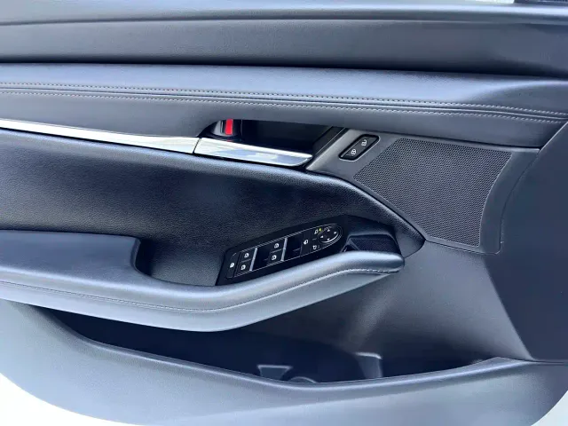 Mazda Axela — Фото автомобиля 8
