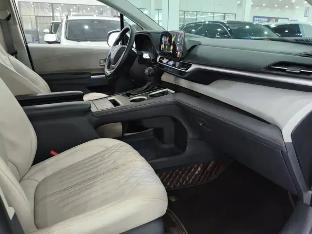 Toyota Sienna — Фото автомобиля 14