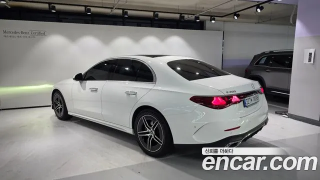 Mercedes-Benz E-Class — Фото автомобиля 3