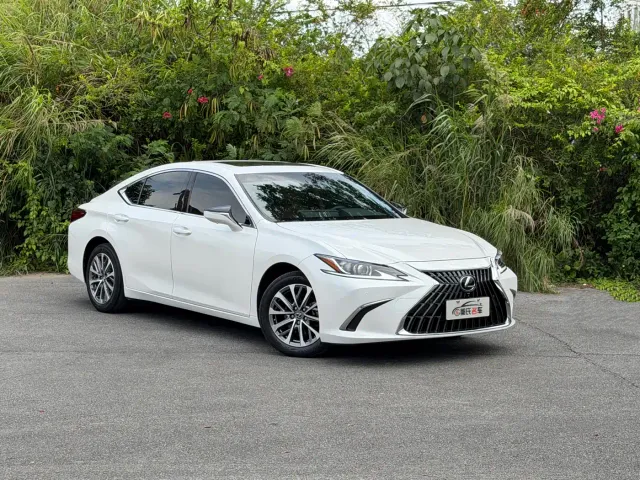 Lexus ES — Фото автомобиля 3