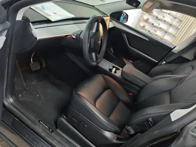 Tesla Model Y — Фото автомобиля 14