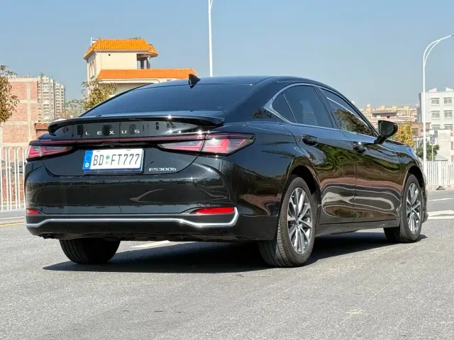 Lexus ES — Фото автомобиля 7