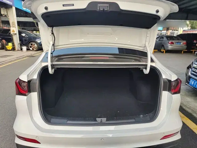 Roewe i5 — Фото автомобиля 18