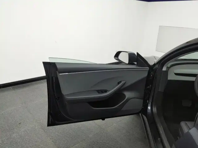 Tesla Model 3 — Фото автомобиля 7