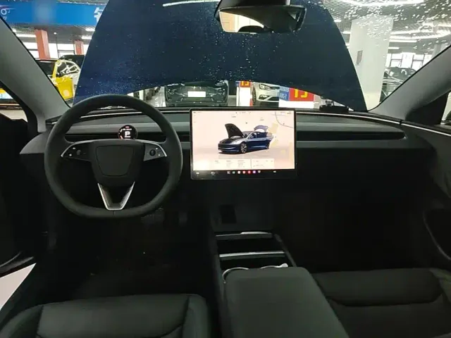 Tesla Model 3 — Фото автомобиля 9