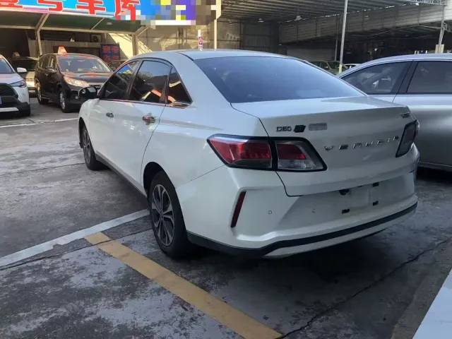 Venucia D60 EV — Фото автомобиля 2