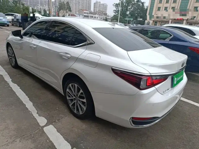 Lexus ES — Фото автомобиля 4