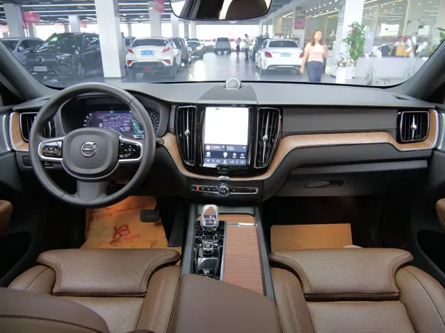 Volvo XC60 — Фото автомобиля 9