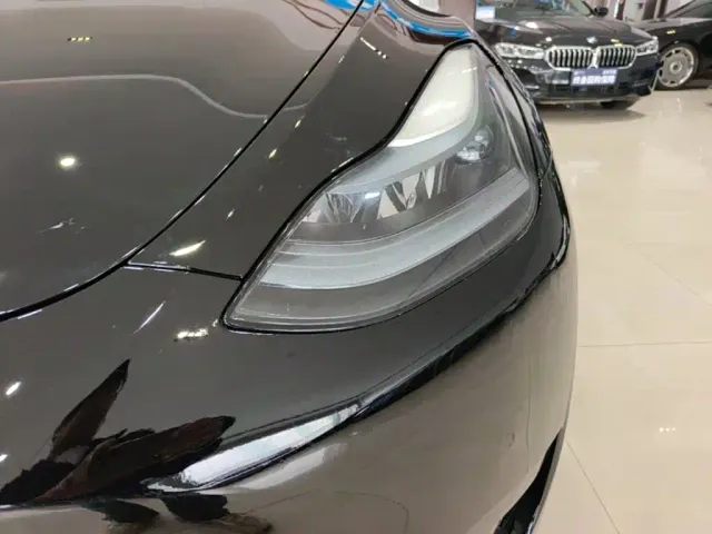 Tesla Model Y — Фото автомобиля 23