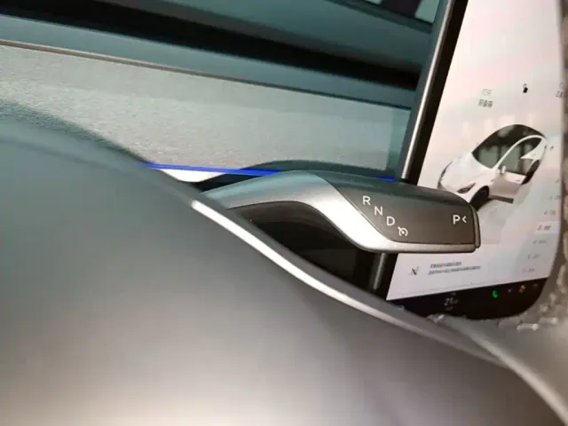 Tesla Model Y — Фото автомобиля 13
