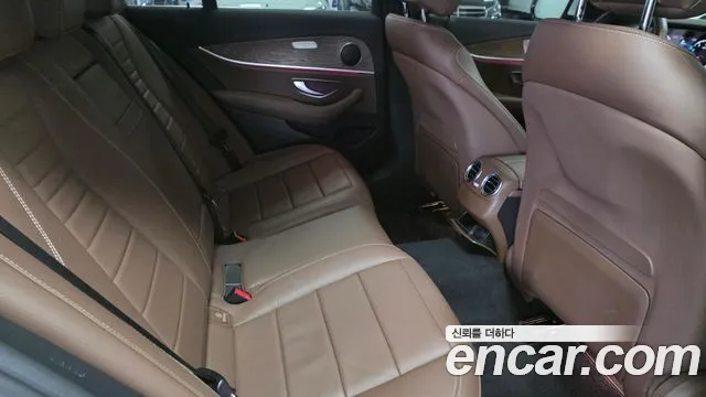 Mercedes-Benz E-Class — Фото автомобиля 10