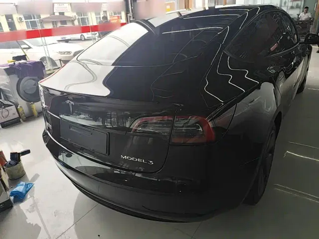 Tesla Model 3 — Фото автомобиля 5