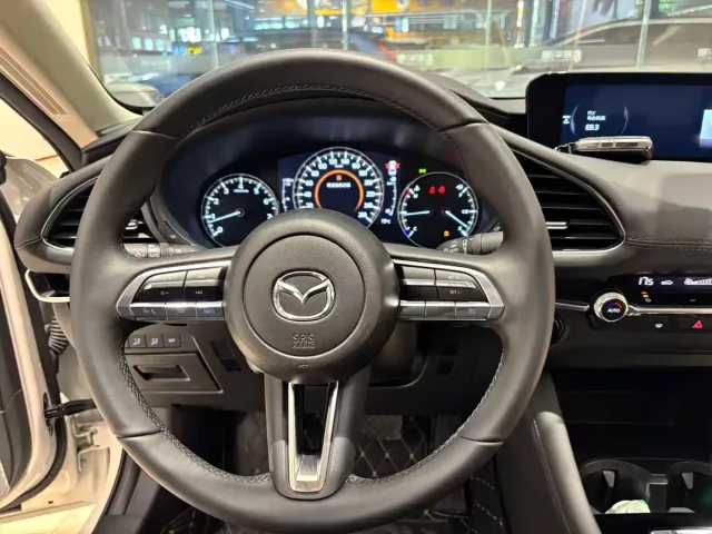 Mazda Axela — Фото автомобиля 13