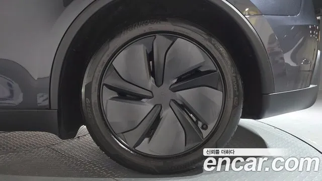 Tesla Model Y — Фото автомобиля 6