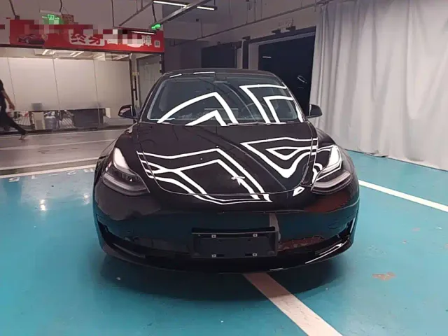 Tesla Model 3 — Фото автомобиля 2