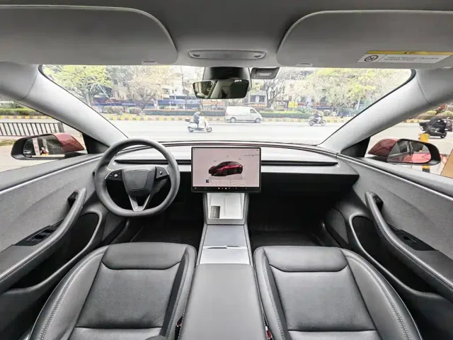 Tesla Model 3 — Фото автомобиля 7