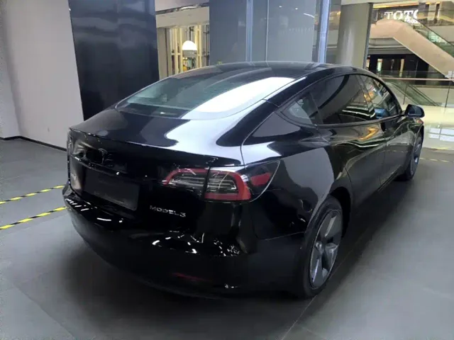 Tesla Model 3 — Фото автомобиля 6