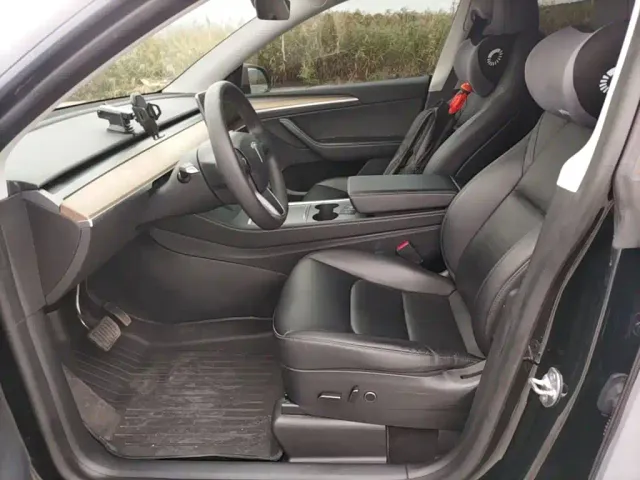 Tesla Model Y — Фото автомобиля 14