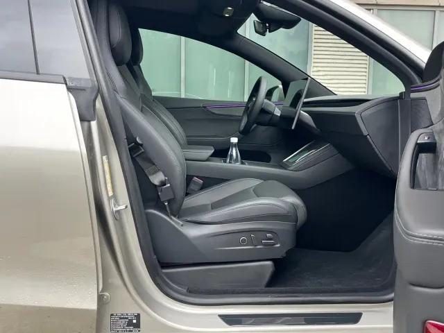 Tesla Model Y L — Фото автомобиля 6