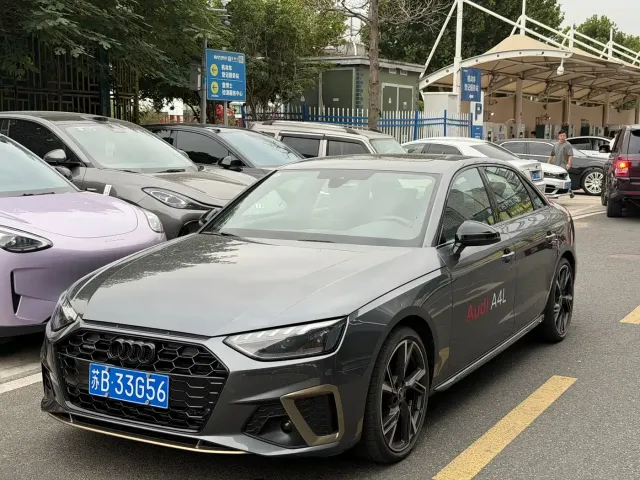 Фотография автомобиля — Audi A4L