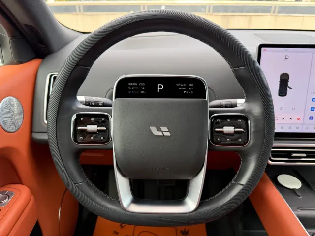 Li Auto L8 — Фото автомобиля 11