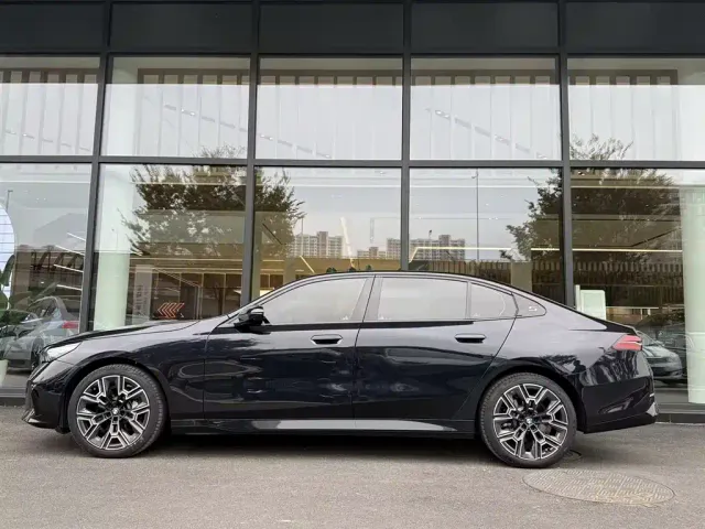 BMW 5 Series — Фото автомобиля 3