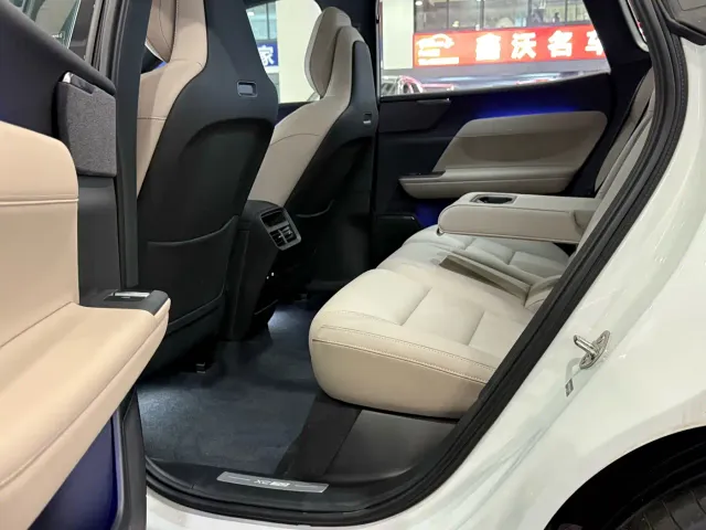 Volvo XC70 Plug-in Hybrid — Фото автомобиля 10