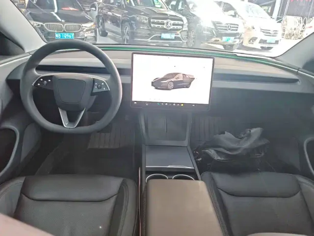 Tesla Model 3 — Фото автомобиля 9