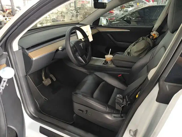 Tesla Model Y — Фото автомобиля 14
