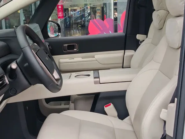 Li Auto MEGA — Фото автомобиля 10
