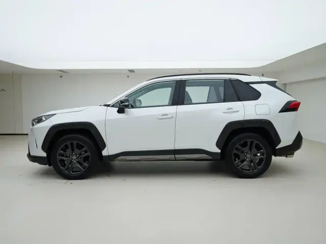 Toyota RAV4 — Фото автомобиля 3