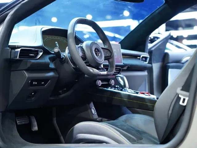 Lotus Emira — Фото автомобиля 14