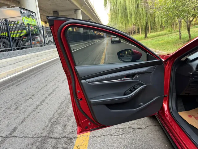 Mazda Axela — Фото автомобиля 11