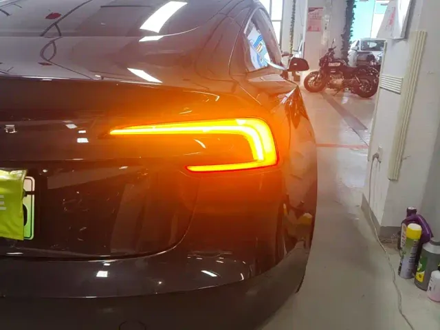 Tesla Model 3 — Фото автомобиля 7
