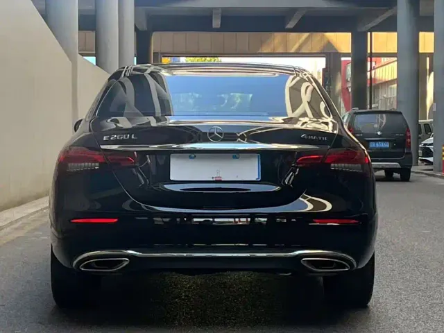 Mercedes-Benz E-Class — Фото автомобиля 4