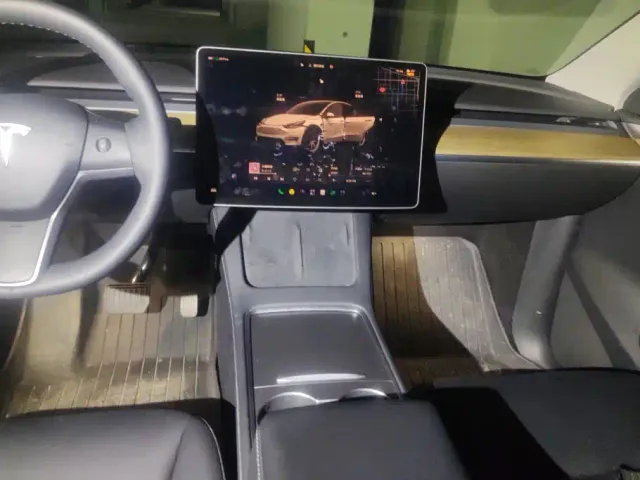 Tesla Model Y — Фото автомобиля 16