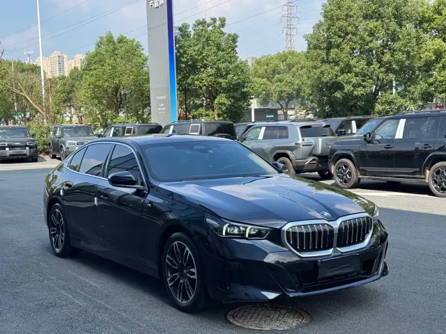 BMW 5 Series — Фото автомобиля 3