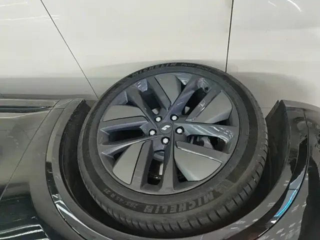Li Auto L8 — Фото автомобиля 22