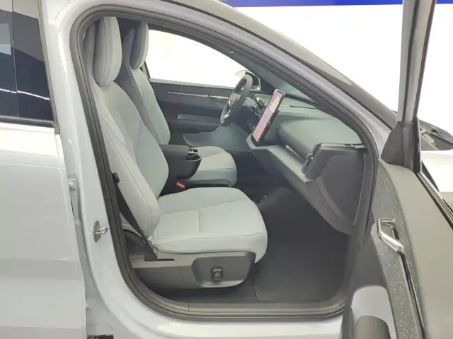 Volvo EX30 — Фото автомобиля 8