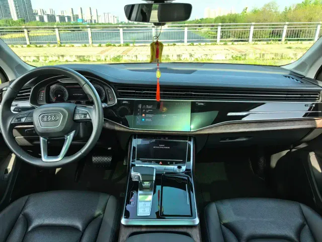 Audi Q7 — Фото автомобиля 4