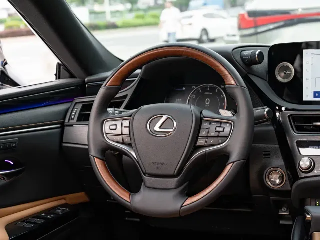 Lexus ES — Фото автомобиля 13