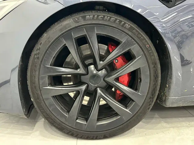 Tesla Model S — Фото автомобиля 7