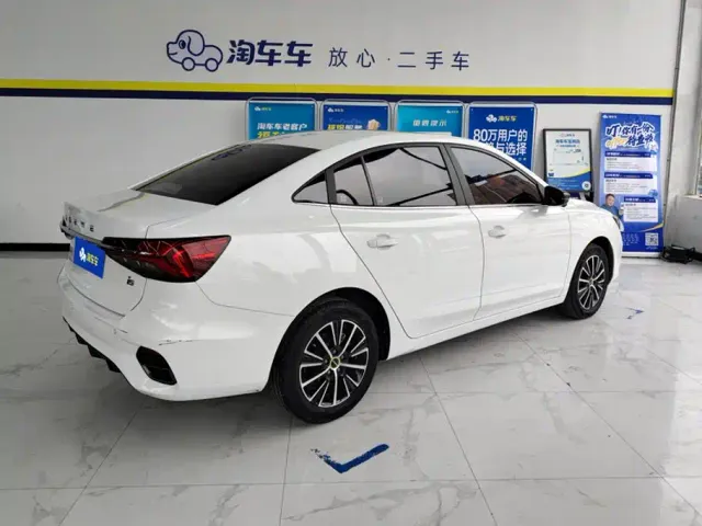 Roewe i5 — Фото автомобиля 3