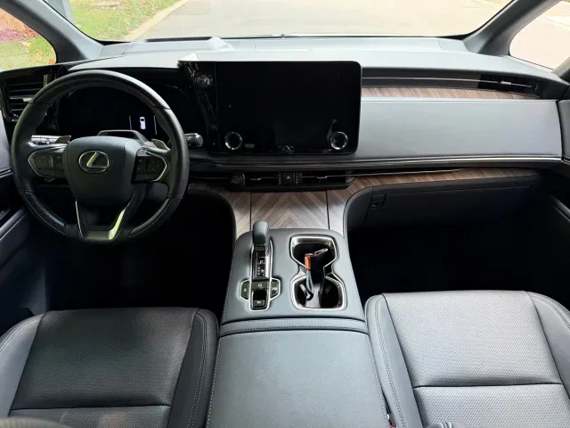 Lexus LM — Фото автомобиля 8
