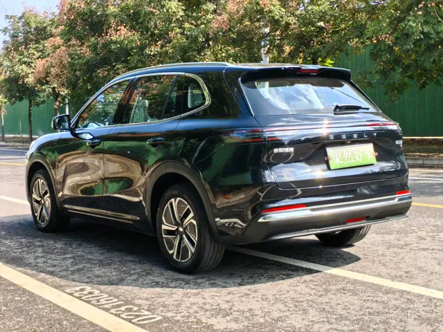 Geely Galaxy Starship 7 EM-i — Фото автомобиля 17