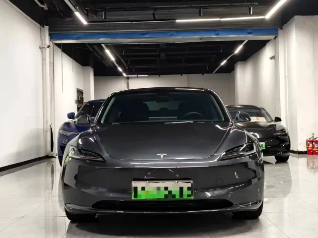 Tesla Model 3 — Фото автомобиля 2