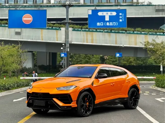 Lamborghini Urus — Фото автомобиля 3